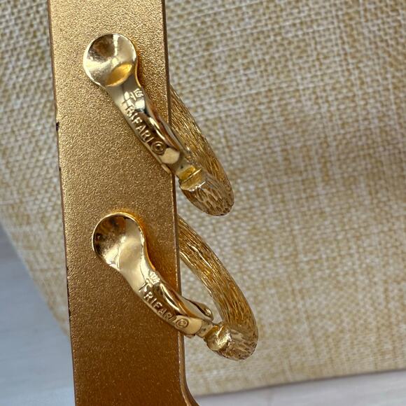 Vintage Crown Trifari Gold Tone Bamboo Textured Hoop Clip On Earrings - Picture 5 of 6